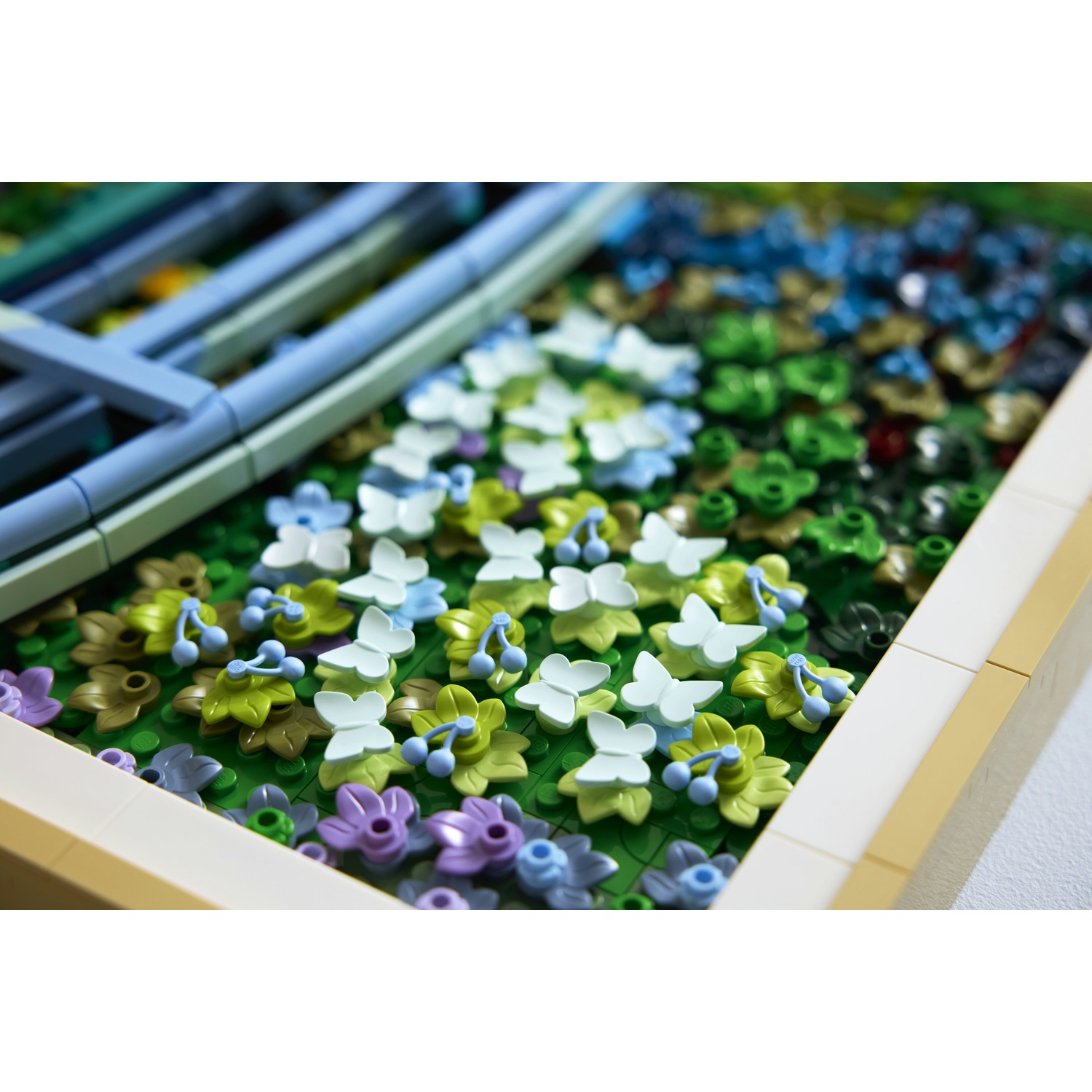 Un giardino LEGO con fiori colorati e farfalle.