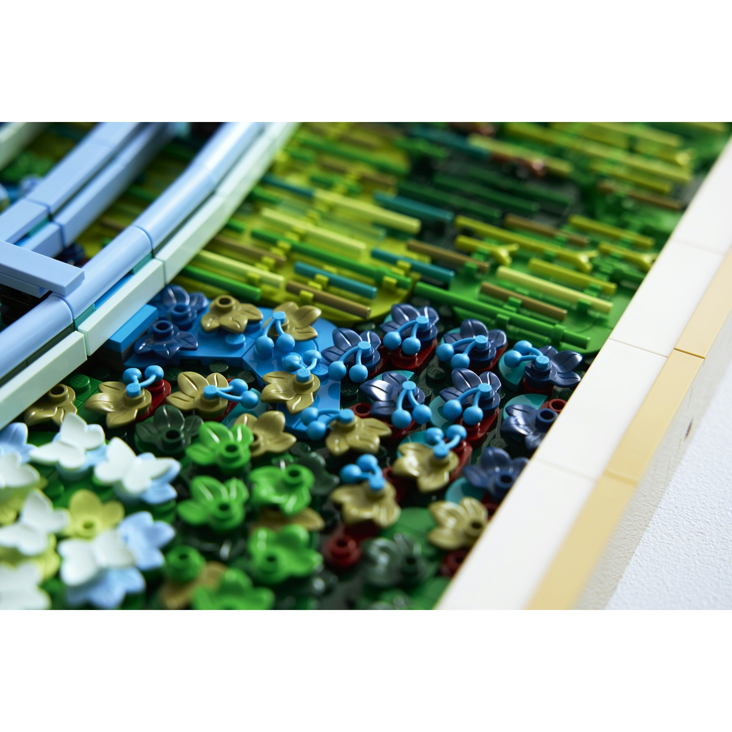 Una scena di giardino LEGO con fiori blu e verdi, erba e una struttura azzurra.