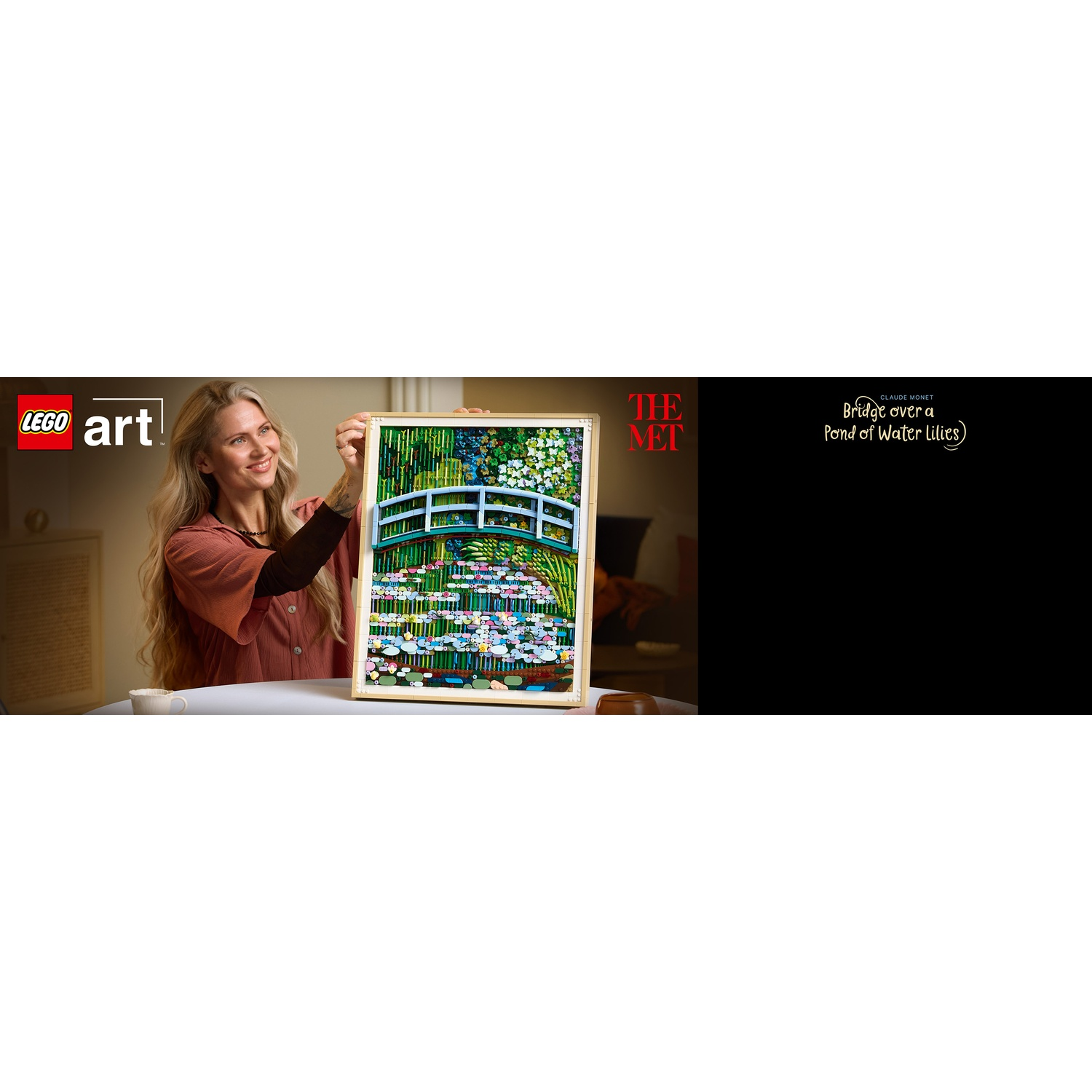 Donna tiene un'opera d'arte Lego incorniciata di Ninfee di Monet con un ponte bianco.