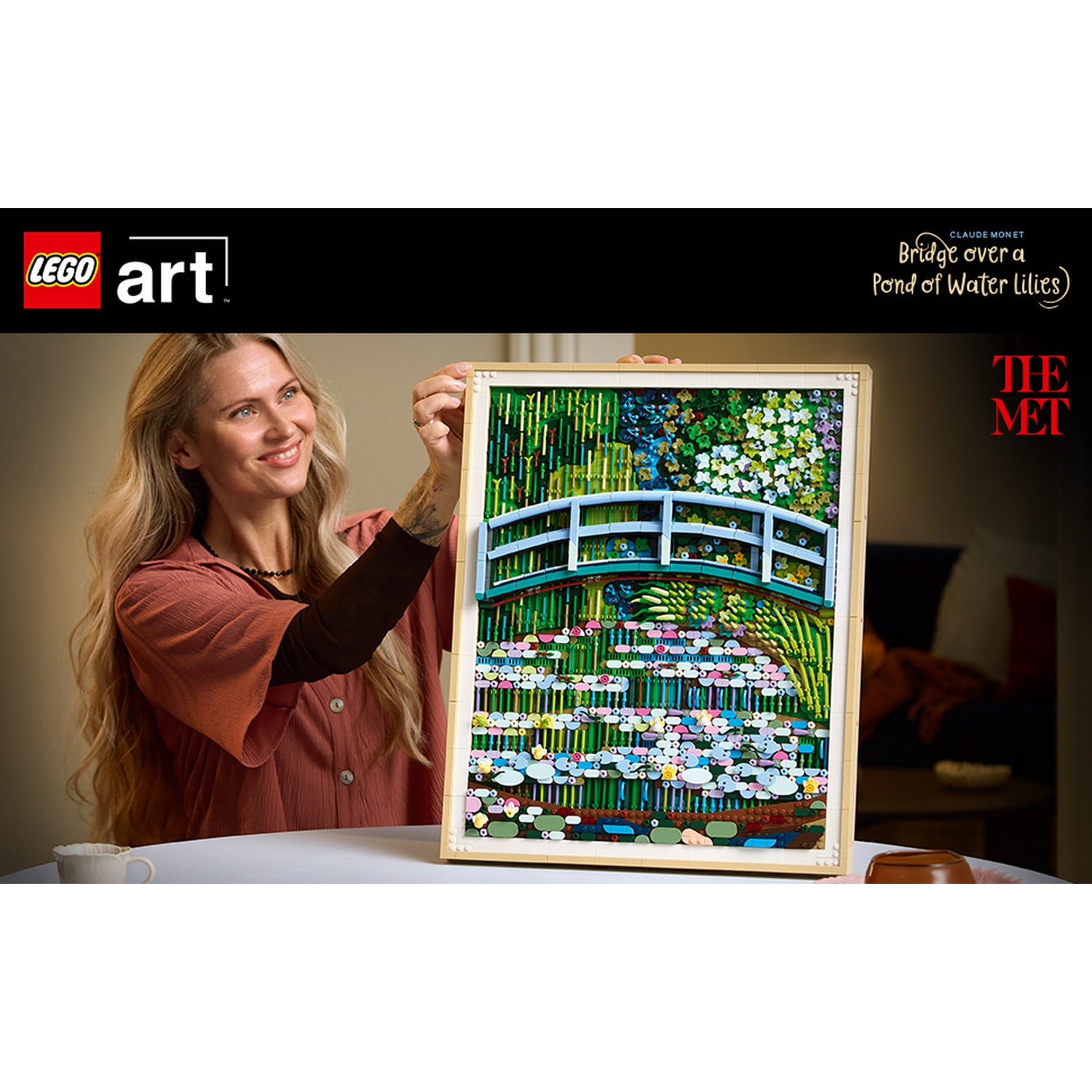 Una donna tiene un'opera d'arte Lego del Ponte su uno stagno di ninfee di Monet.