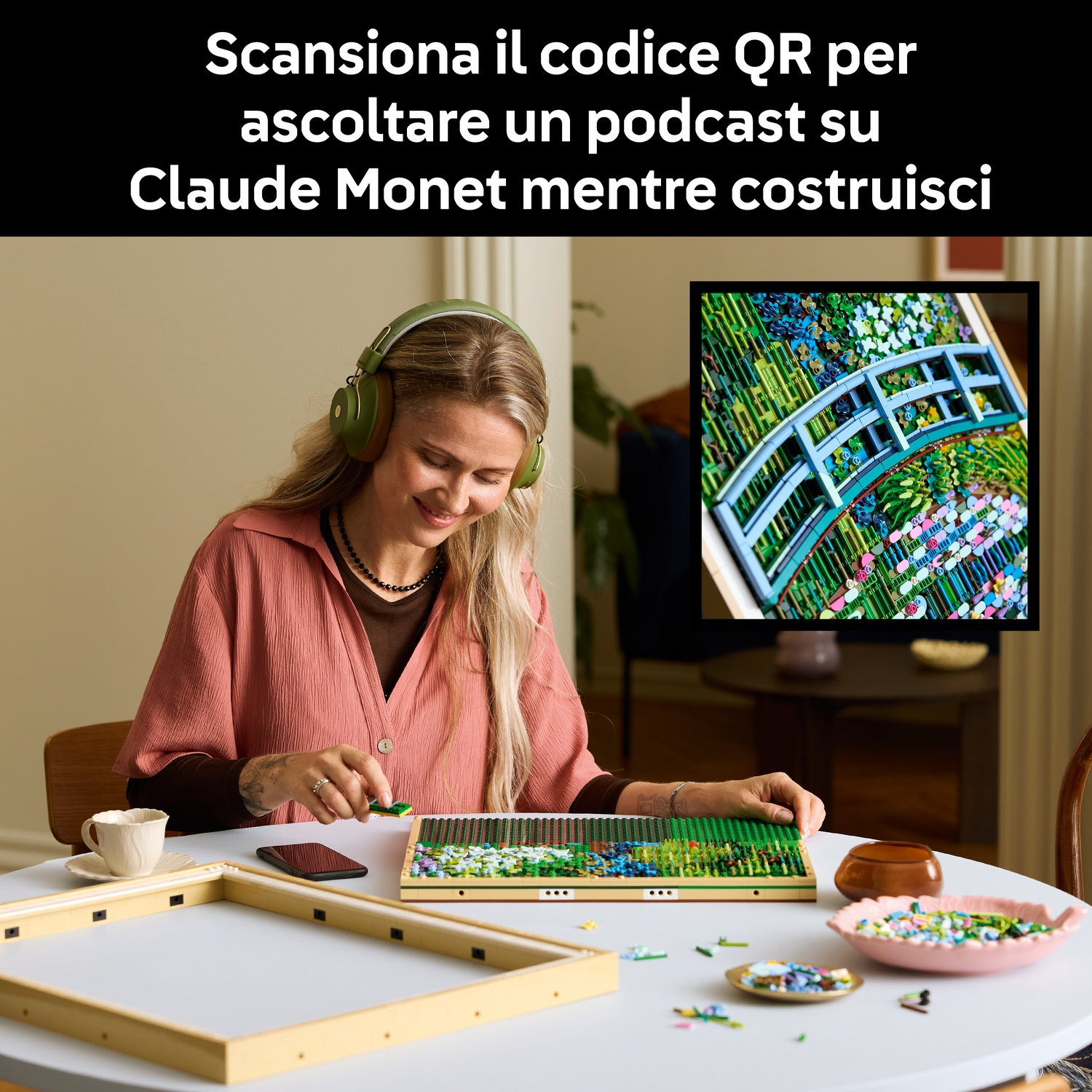 Una donna con cuffie costruisce un mosaico di un giardino giapponese con ponte.