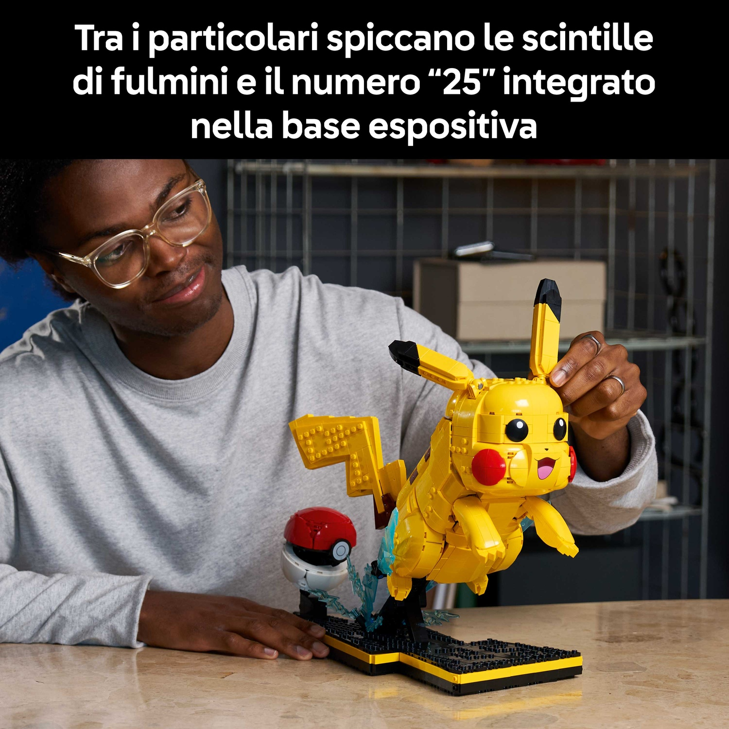 Un uomo con occhiali guarda un Pikachu Lego con dettagli di fulmine e Poké Ball.