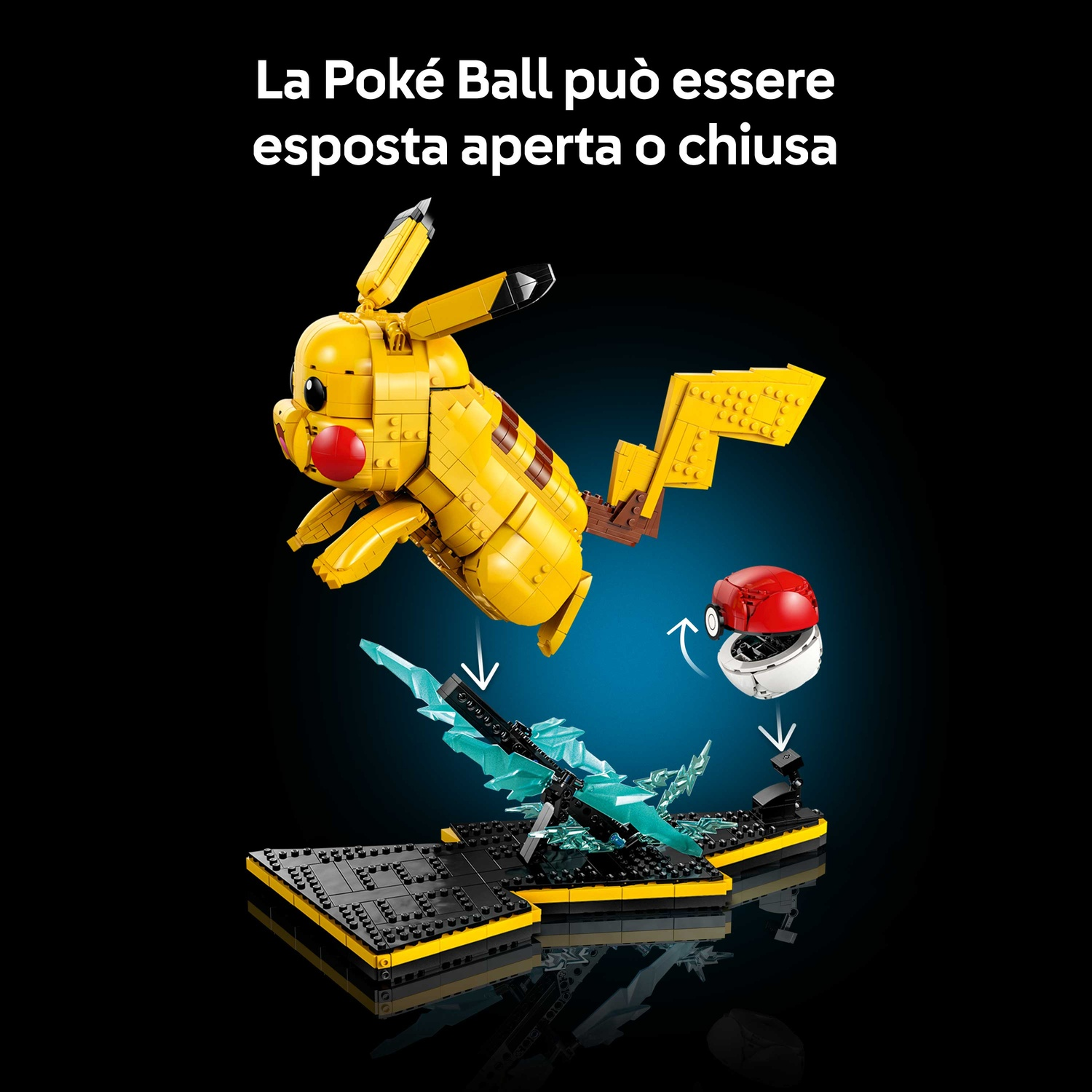 Un modello Lego di Pikachu salta su una base con una Poké Ball.