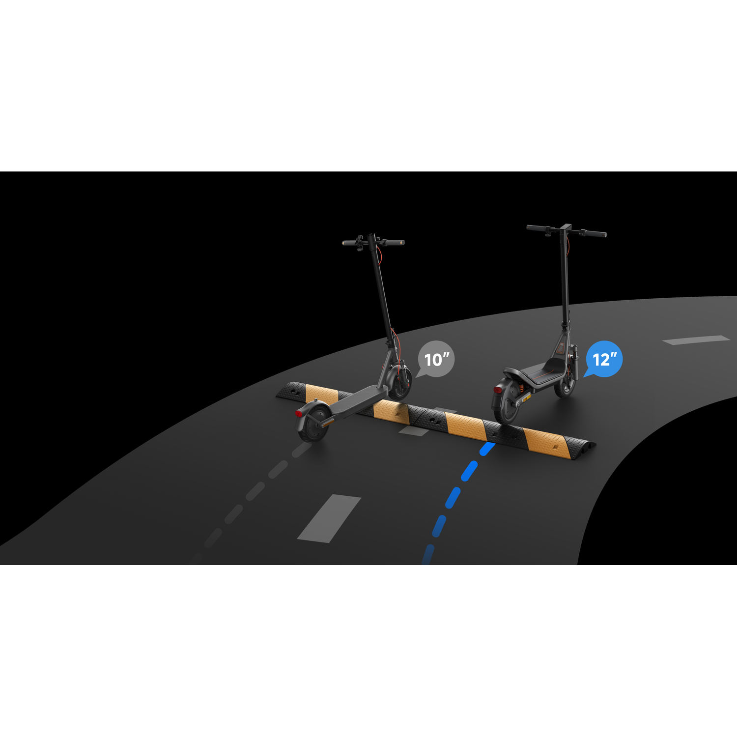 Twee e-scooters op een weg met verkeersdrempels. Eén is 10", de ander 12".