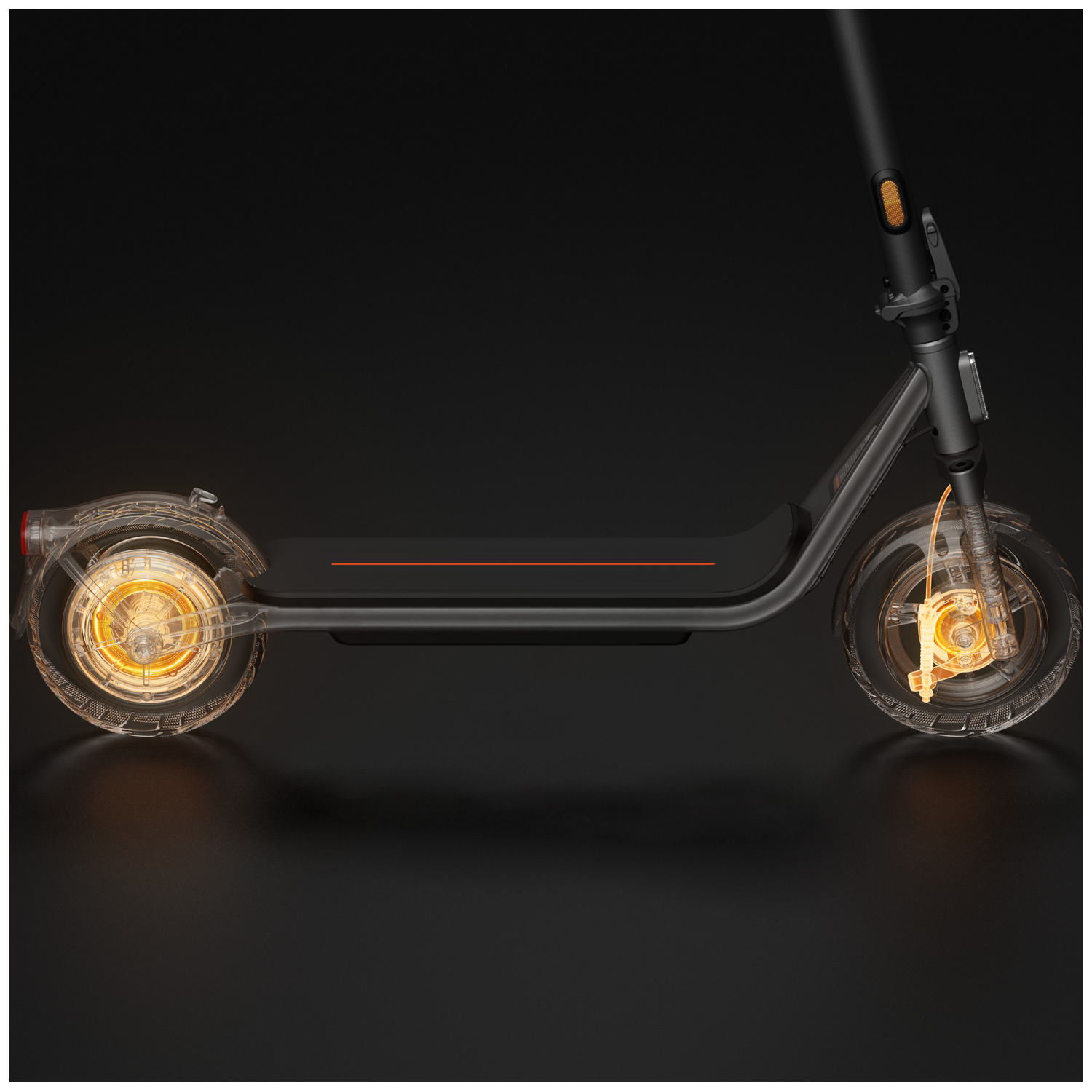 Een elektrische scooter met transparante wielen en gloeiende gele onderdelen.