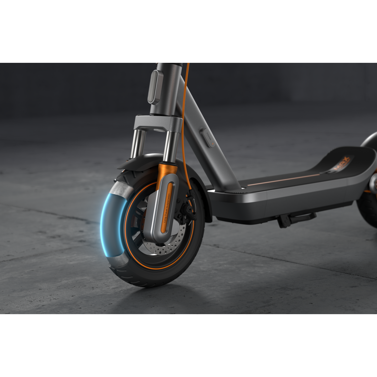 Een grijze elektrische scooter met oranje accenten en een gloeiend voorwiel.