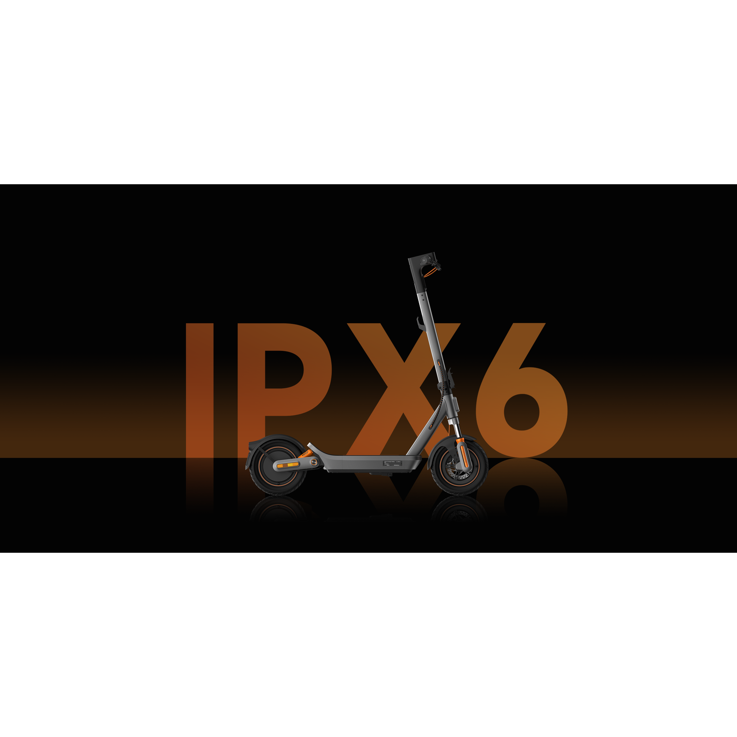 Grijze elektrische step met oranje accenten, voor donkere achtergrond met IPX6.