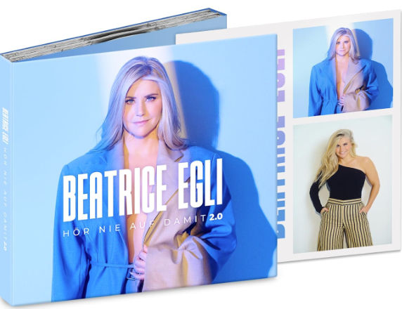 Beatrice Egli auf CD-Covern und Fotos, trägt blaue Jacke, braunes Top und gestreifte Hose.