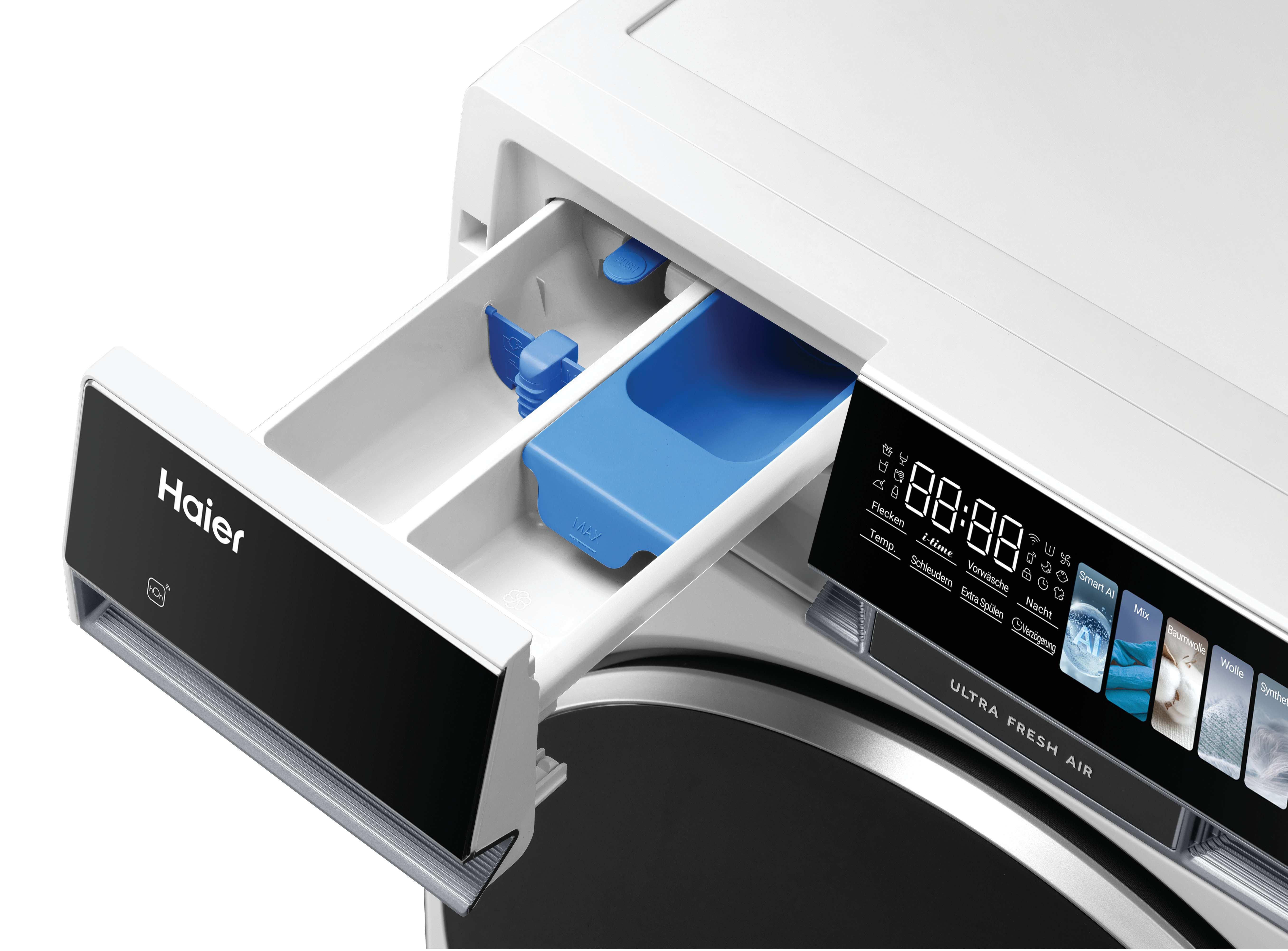 Eine ausziehbare Schublade einer Haier Waschmaschine mit blauem Einsatz und digitalem Display.