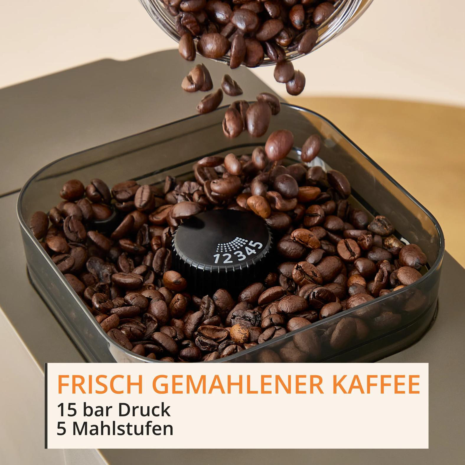 Kaffeebohnen fallen in einen Behälter mit einer Mahlgrad-Einstellung.
