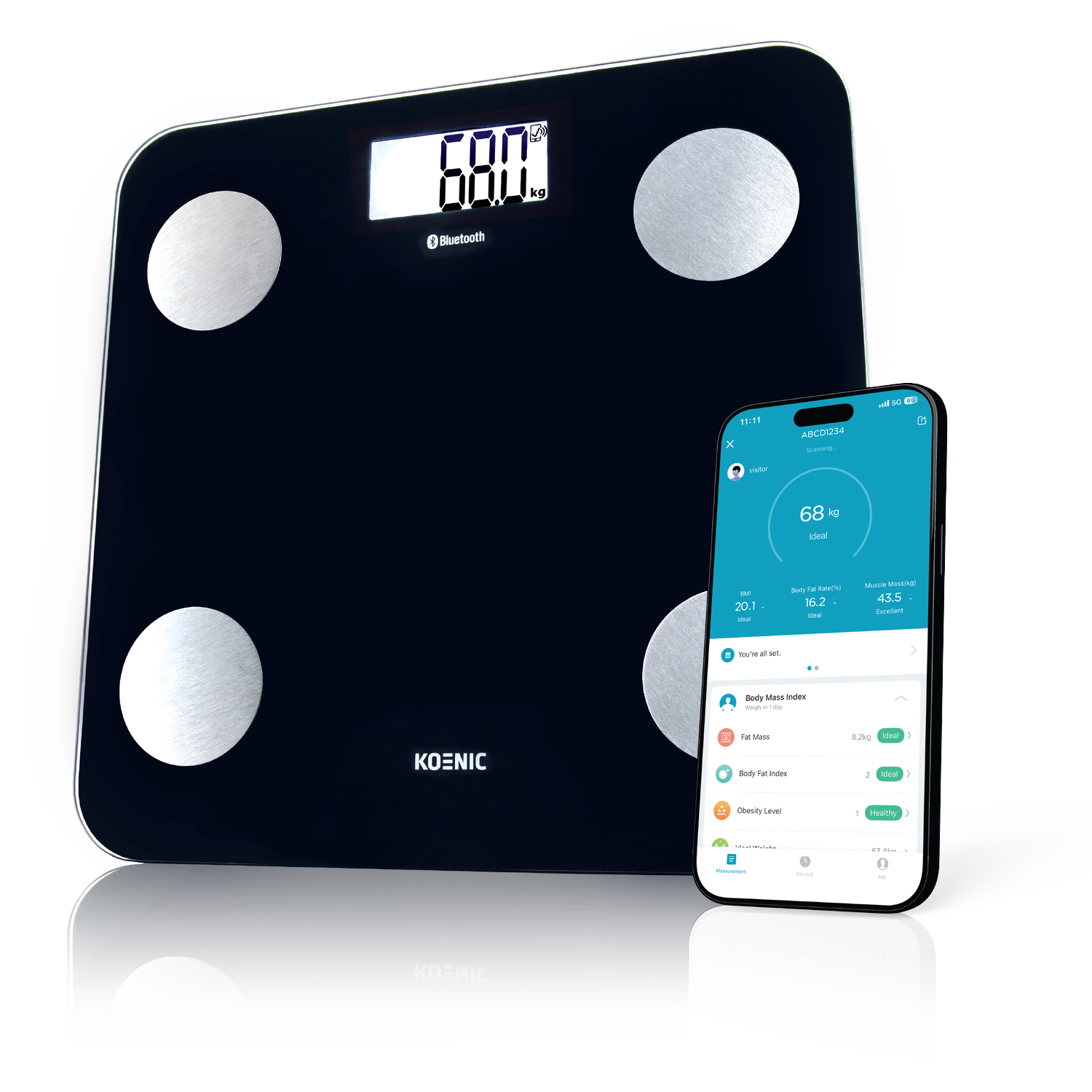Een zwarte digitale weegschaal met een smartphone die gegevens over de lichaamssamenstelling toont. De weegschaal geeft 68,0 kg aan.