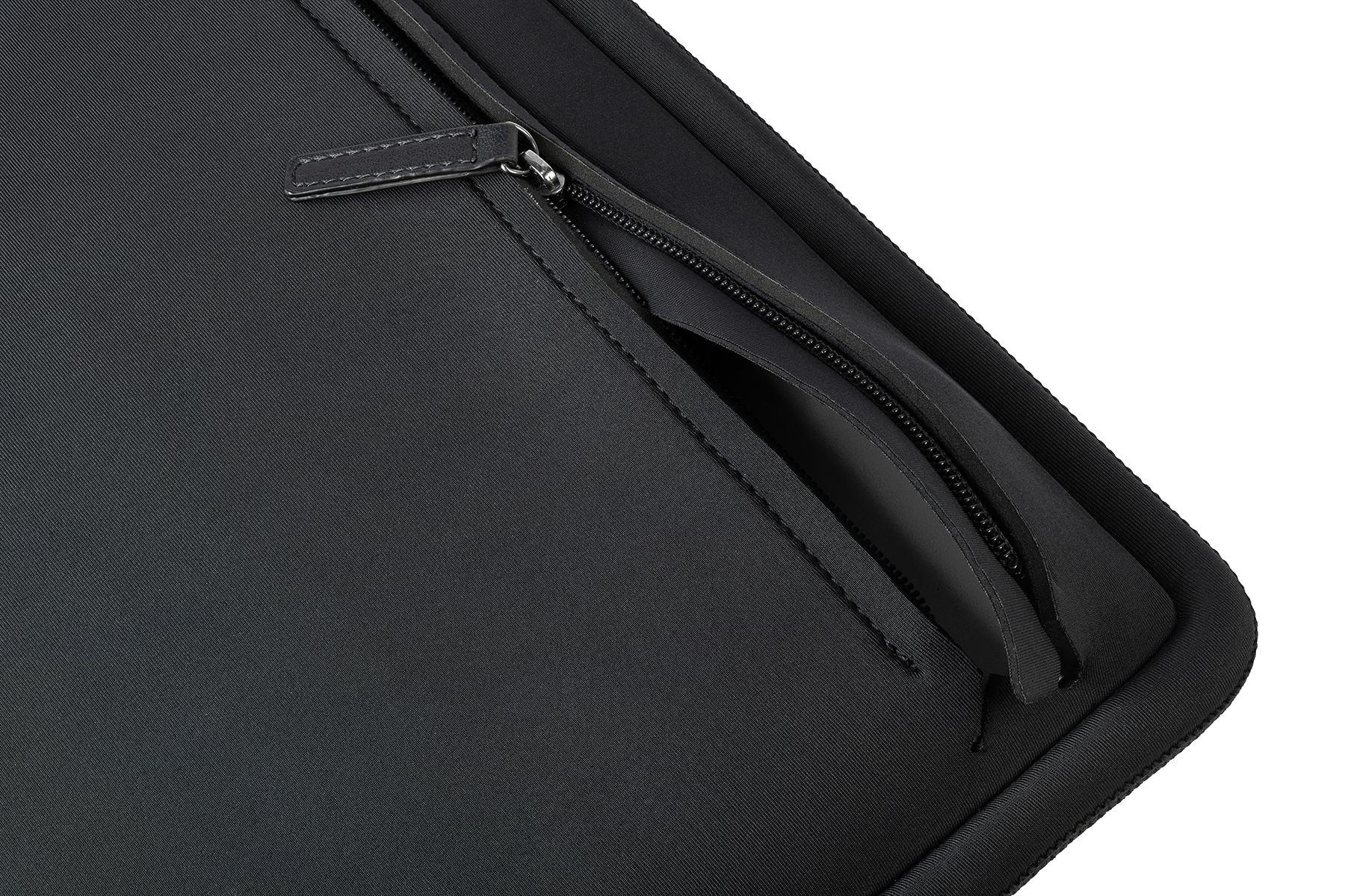 Schwarze Tasche mit Reißverschluss und Lederzipper, Nahaufnahme.