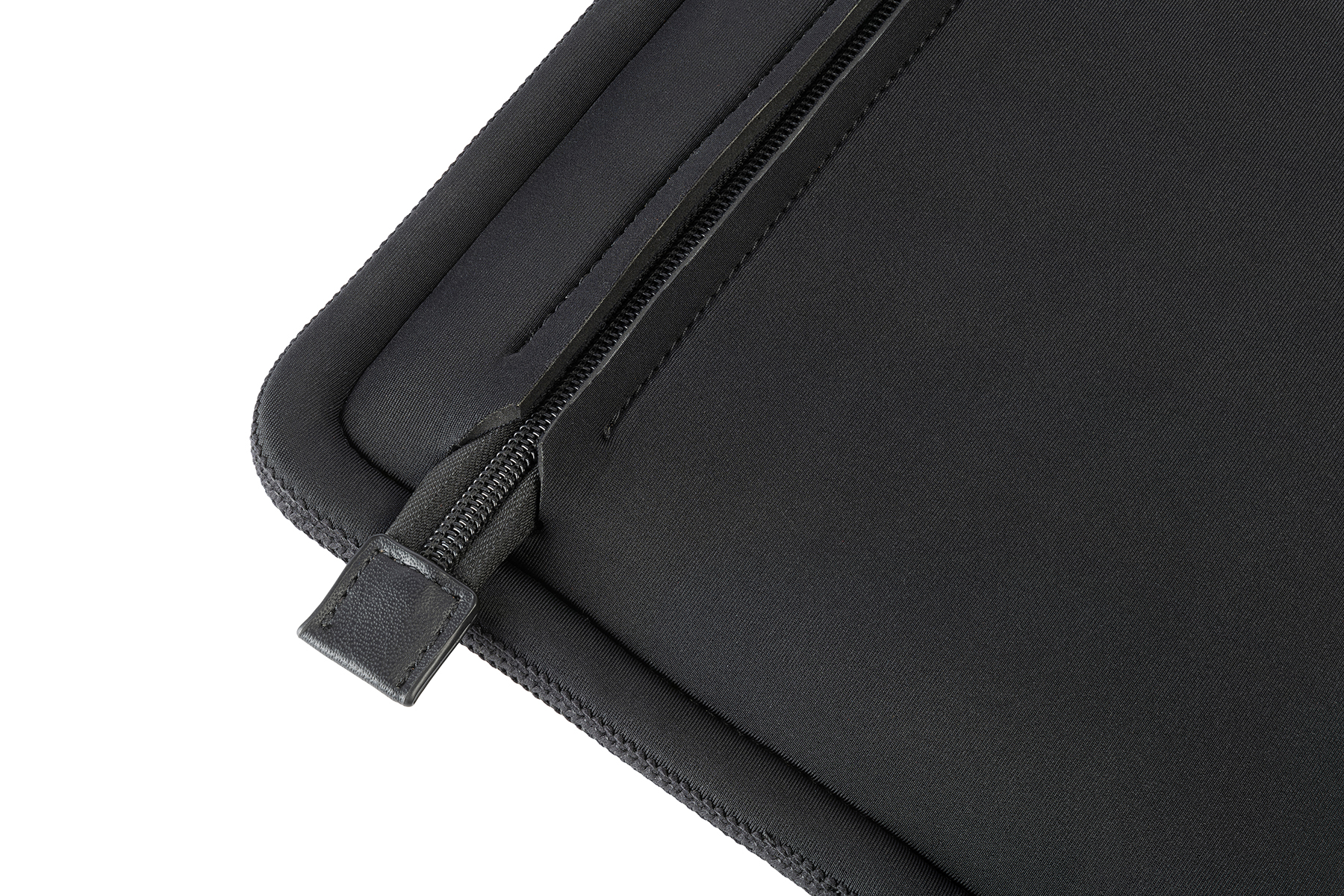 Schwarze Laptoptasche mit Reißverschluss und Lederlasche, Nahaufnahme