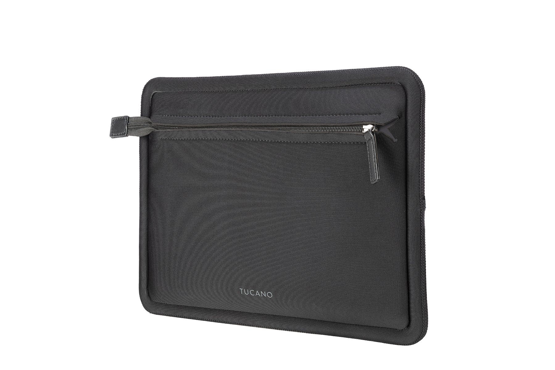 Eine schwarze Tucano Laptoptasche mit Reißverschluss ist auf weißem Grund abgebildet.