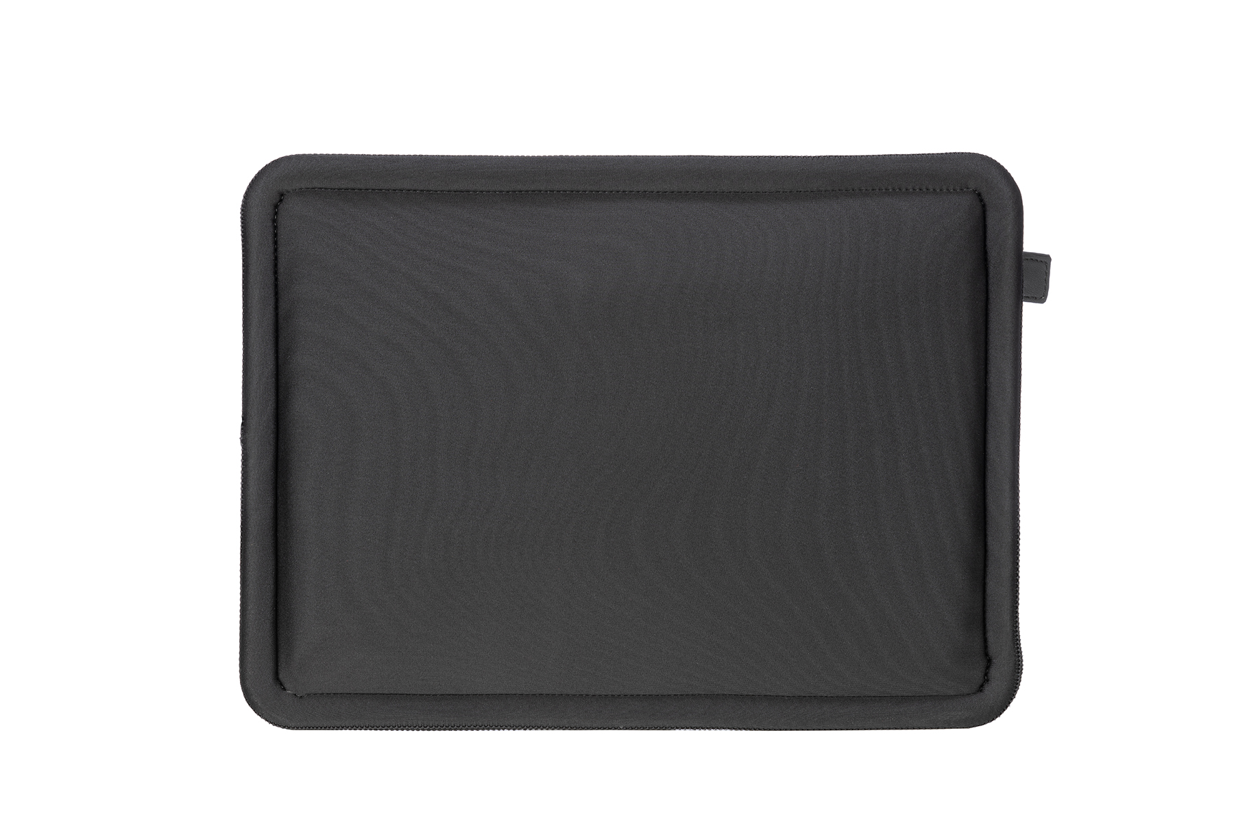 Schwarze Laptoptasche mit Reißverschluss und einer kleinen Lasche an der Seite.