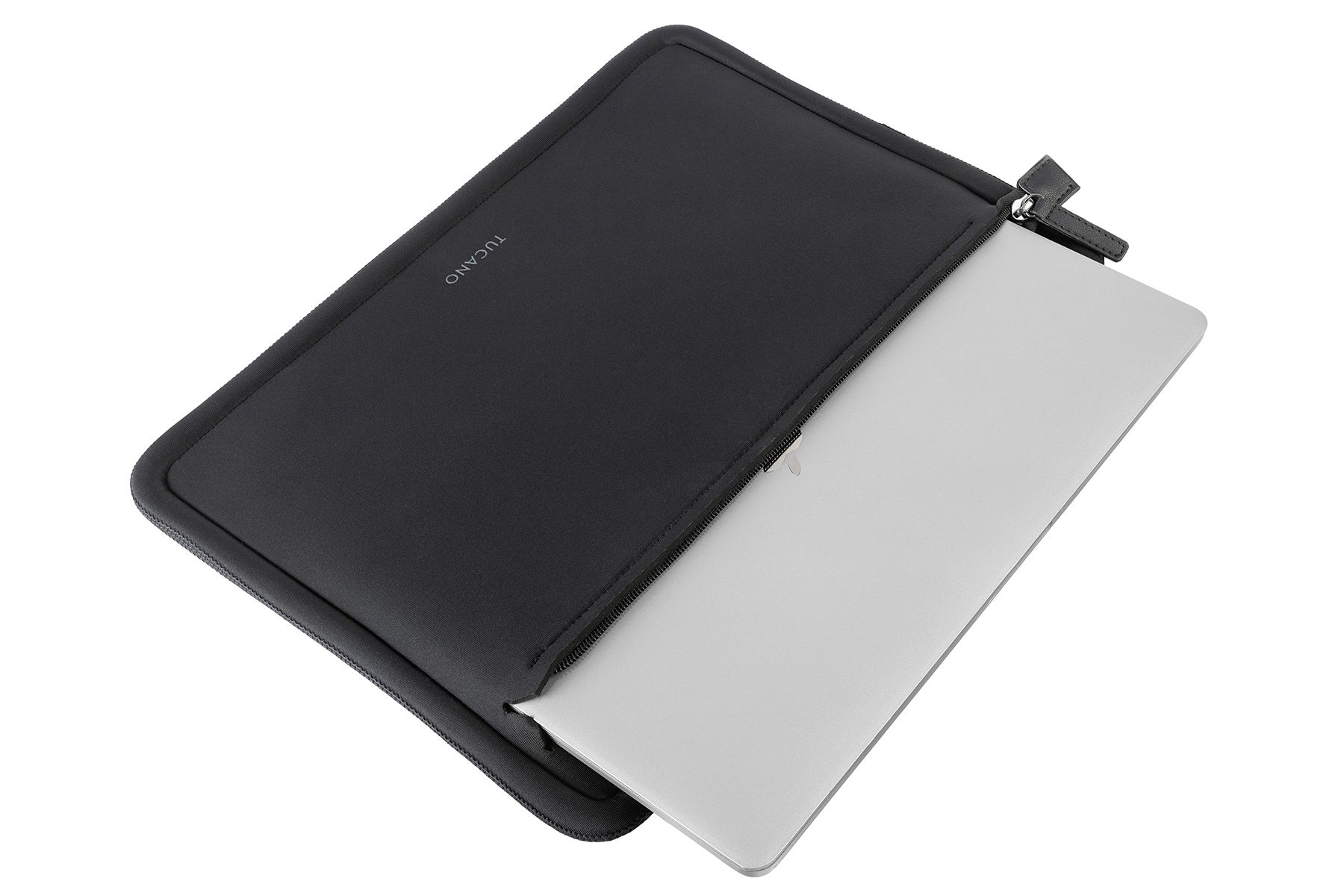 Schwarze Laptoptasche mit Reißverschluss, halb geöffnet, um ein silbernes Laptop zu zeigen.