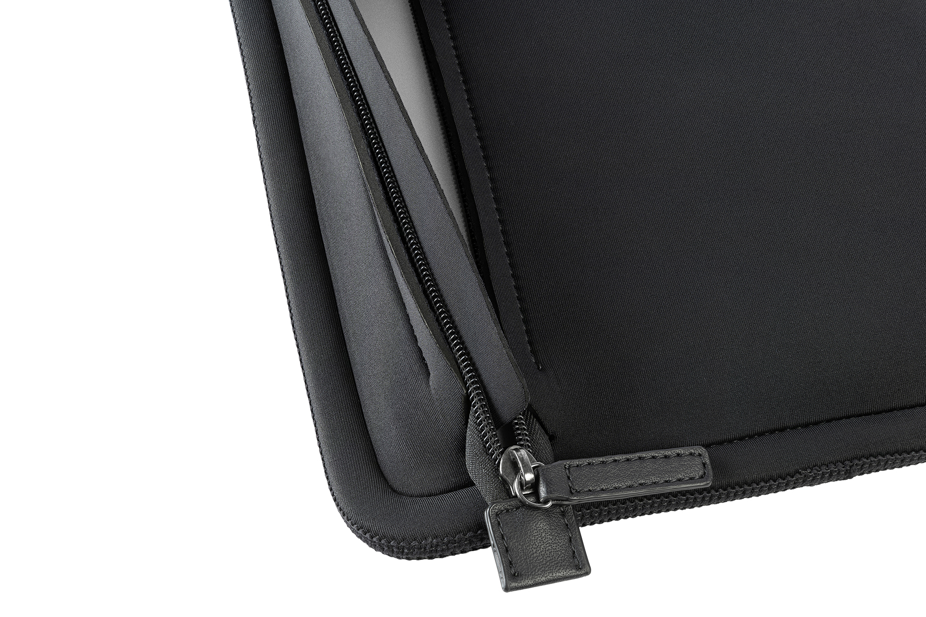 Nahaufnahme einer schwarzen Laptoptasche mit Reißverschluss und Lederanhänger.