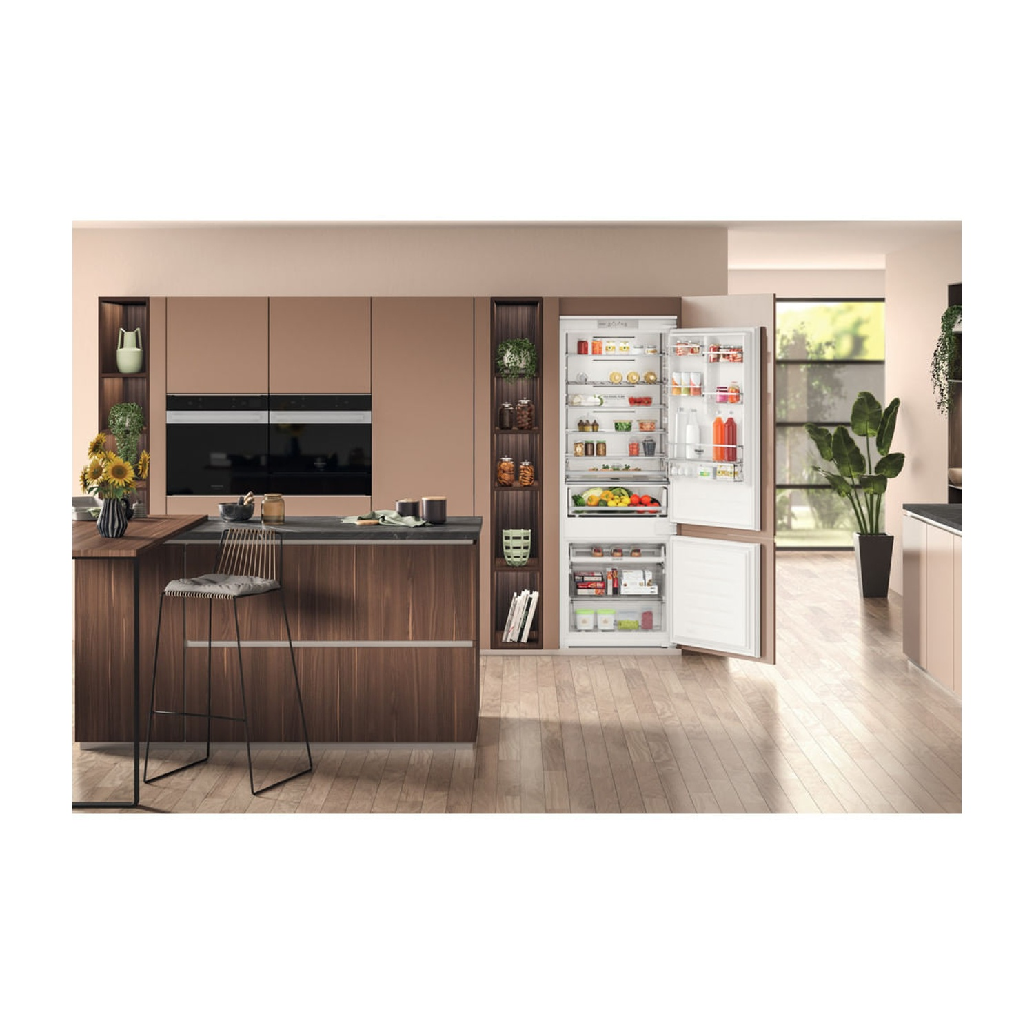 Una cucina moderna con porte del frigorifero aperte, forni da incasso e un bancone.