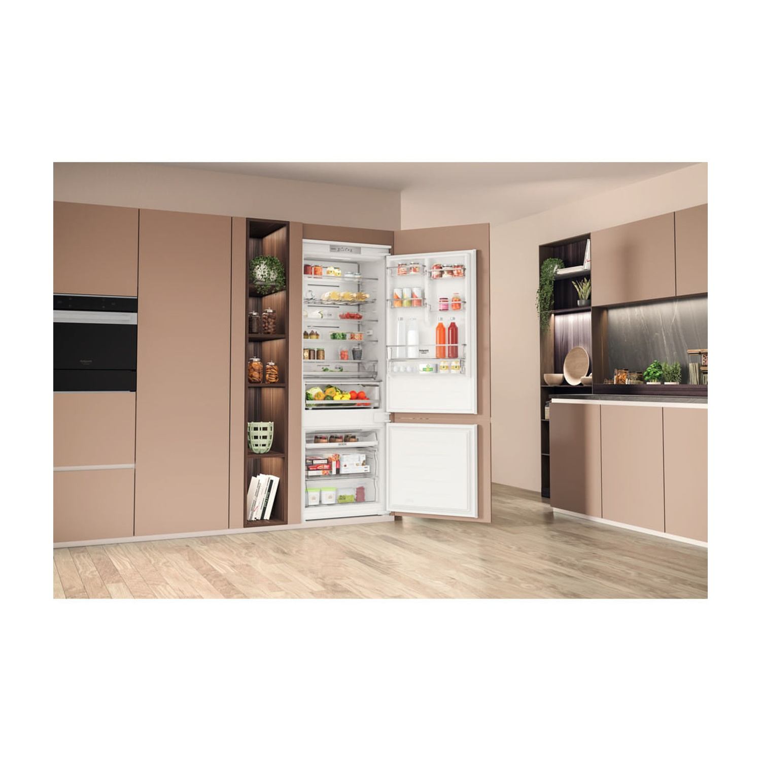 Frigorifero aperto in una cucina moderna con cibi e bevande visibili.