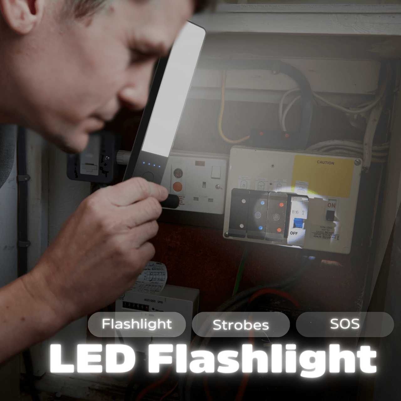Férfi LED-es lámpával világít a biztosítékdobozba, megvilágított kapcsolók.