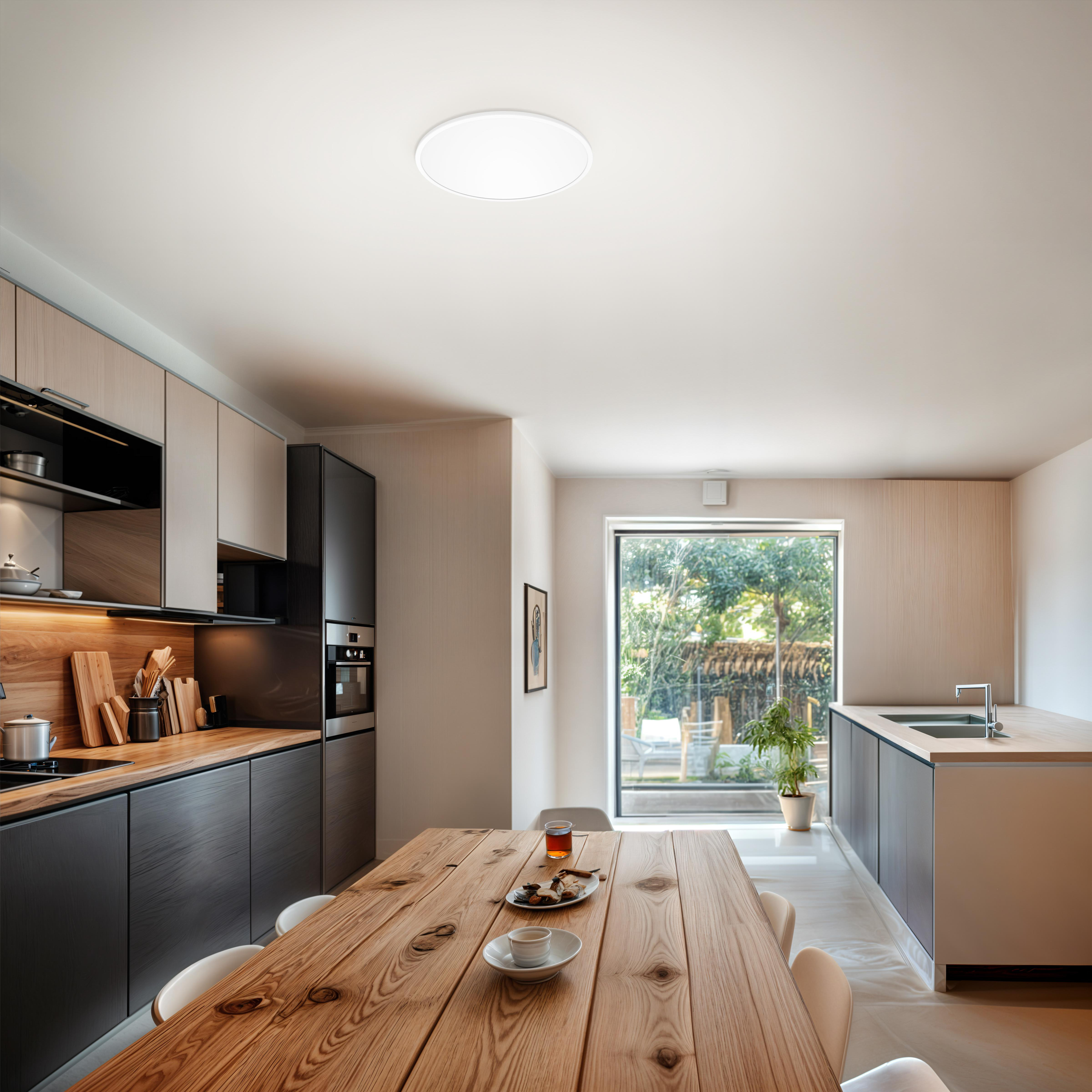 Moderne Küche mit Holztisch und Blick in den Garten.