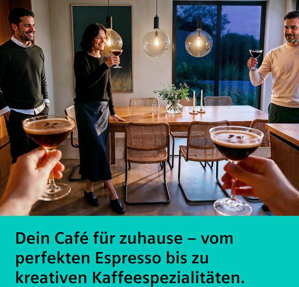 Vier Personen trinken Espresso an einem Esstisch mit modernen Lampen.