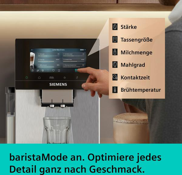 Eine Hand bedient eine Kaffeemaschine mit Touchscreen, die Einstellungen für Kaffee anzeigt.