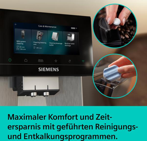 Siemens Kaffeemaschine mit Reinigungsanzeige und zwei Hände, die Reinigungsmittel halten.