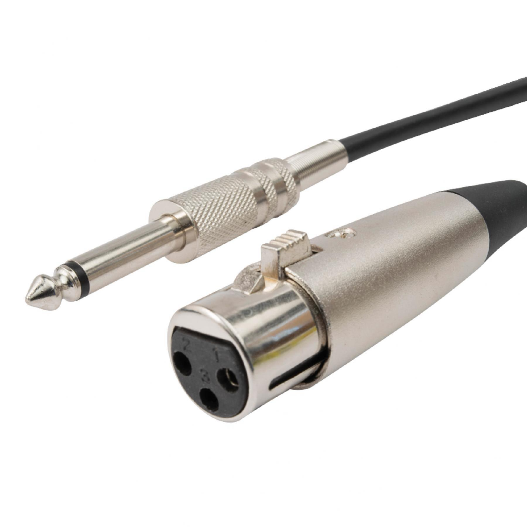 Ezüst XLR és jack csatlakozó fekete kábelen.
