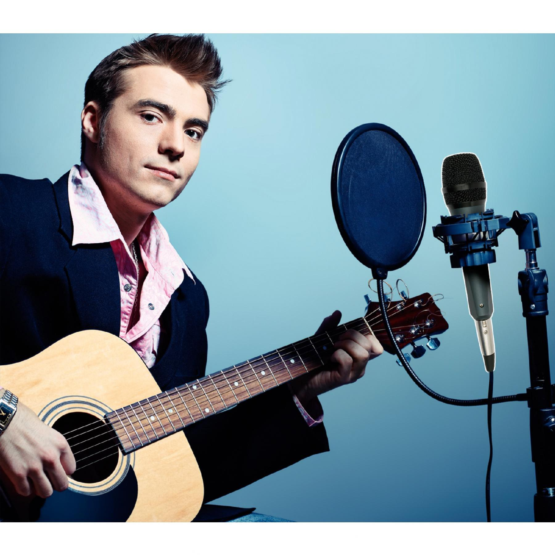 Egy férfi gitározik mikrofon előtt pop filterrel.