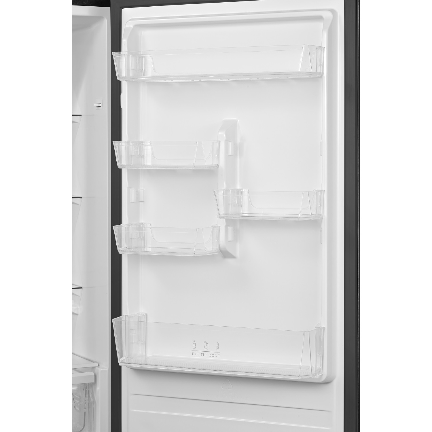 Porte de réfrigérateur blanche vide avec étagères transparentes et zone bouteilles.