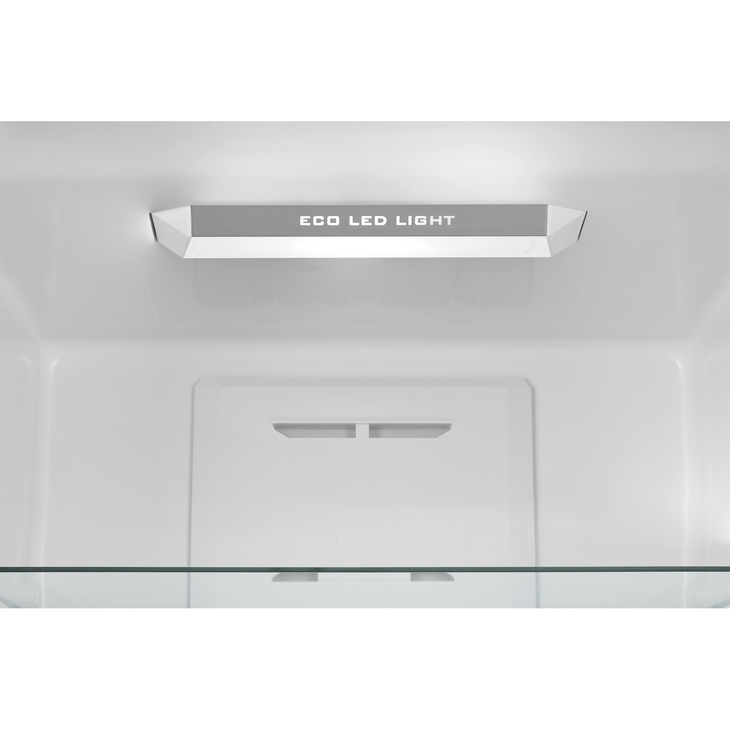 Intérieur d'un réfrigérateur avec bande lumineuse LED et étagère en verre.