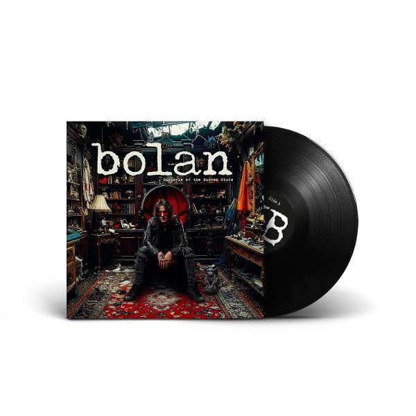 Ein Mann sitzt auf einem roten Teppich vor einem Plattencover mit dem Titel „bolan“.