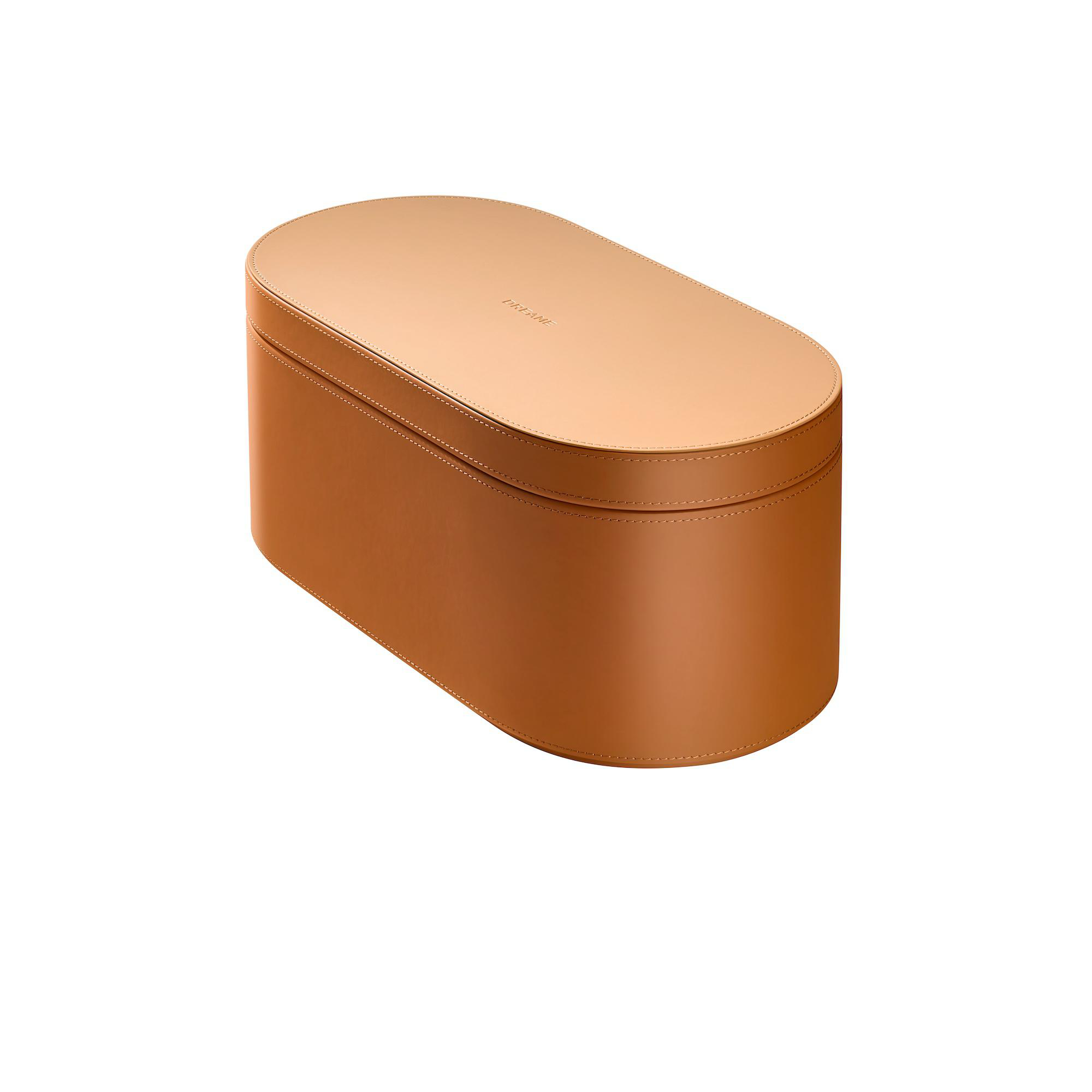 Braune Lederbox mit Deckel, auf weißem Hintergrund.