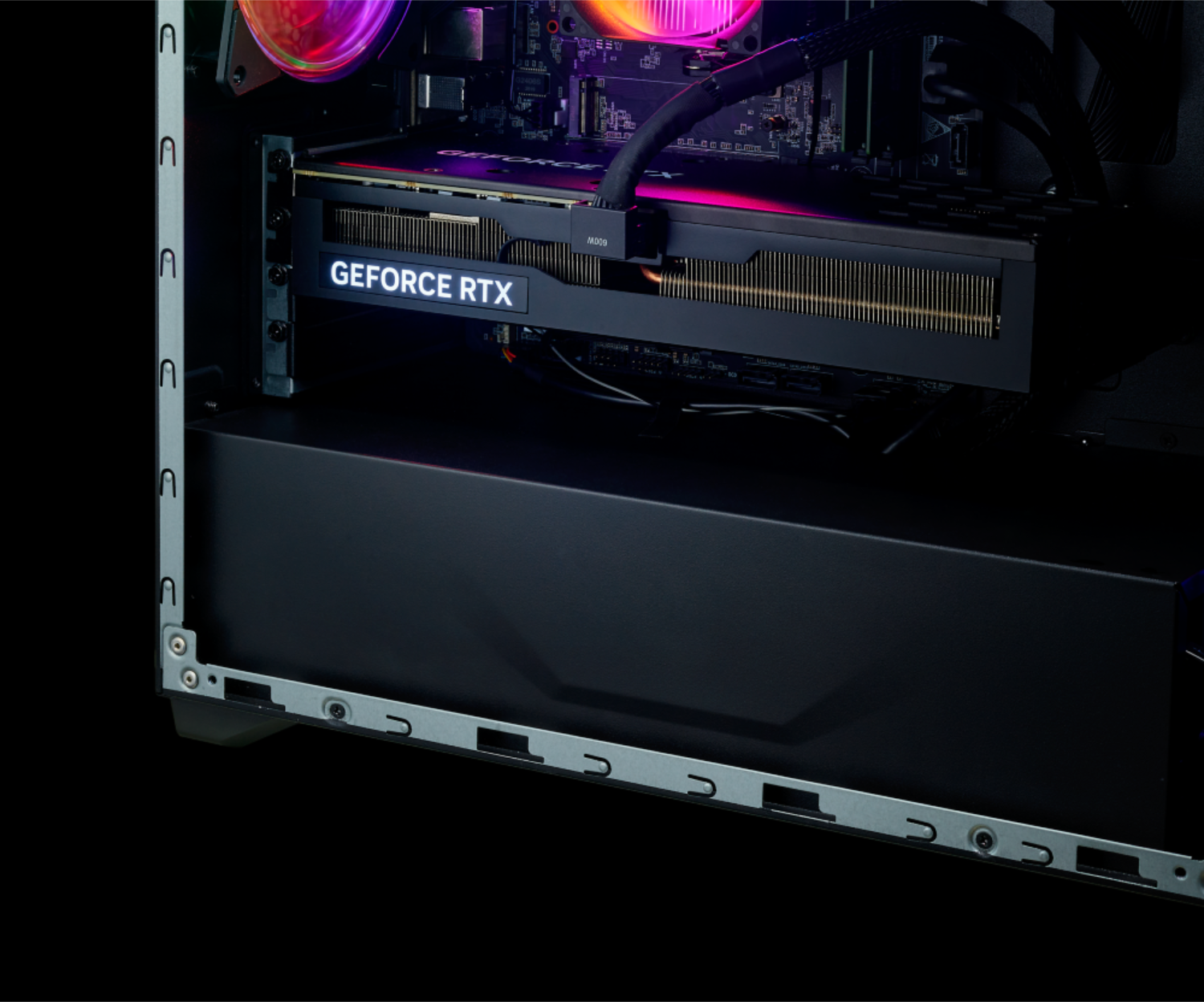 Dentro de una caja de computadora, una tarjeta gráfica GeForce RTX negra con texto iluminado.