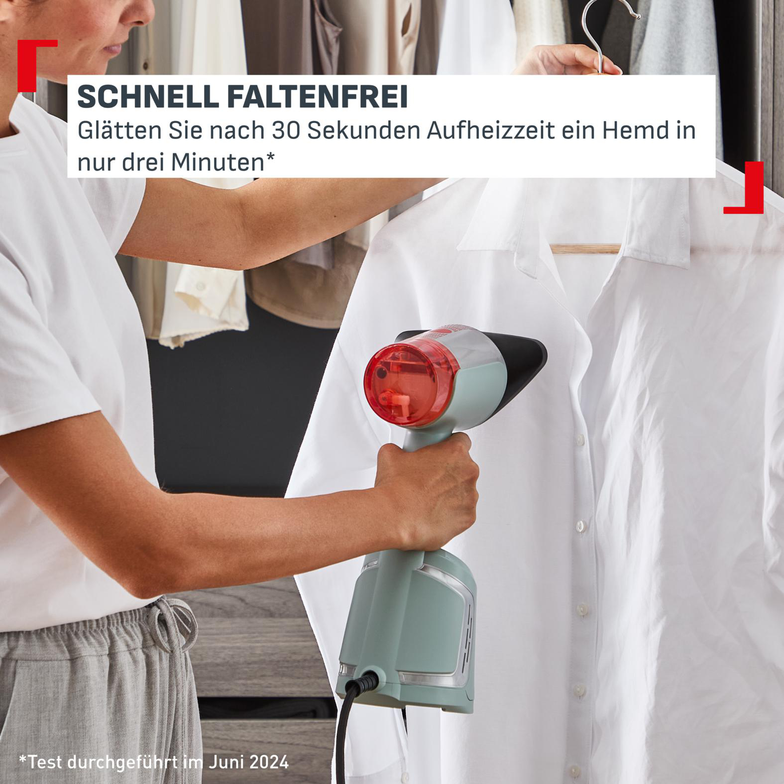 Eine Person glättet ein weißes Hemd mit einem Hand-Dampfglätter.