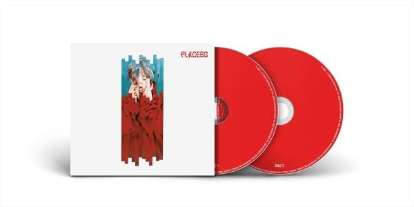 Das Cover zeigt ein Bild einer Person in rotem Pullover und zwei rote CDs.