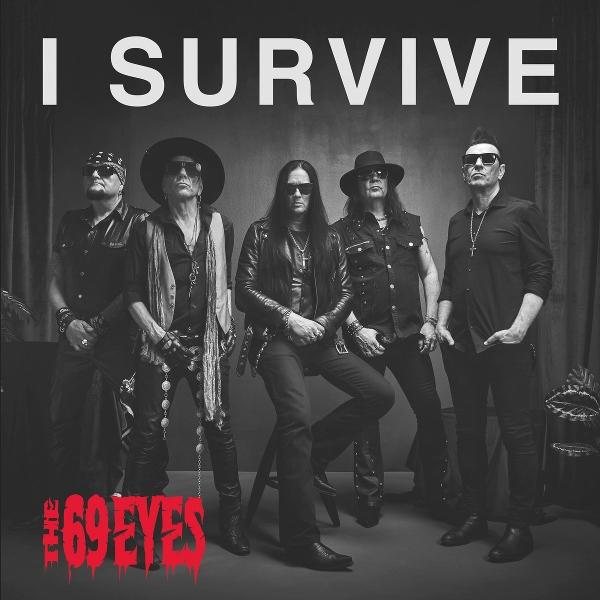 Fünf Männer in dunkler Kleidung posieren vor einem Vorhang, mit dem Titel "I SURVIVE".