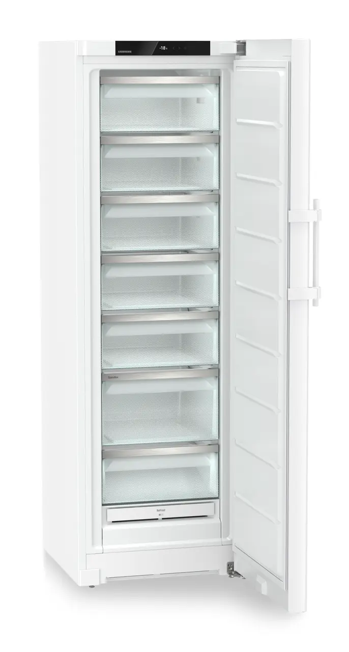 Egy fehér fagyasztó hat átlátszó fiókkal, nyitott ajtóval.