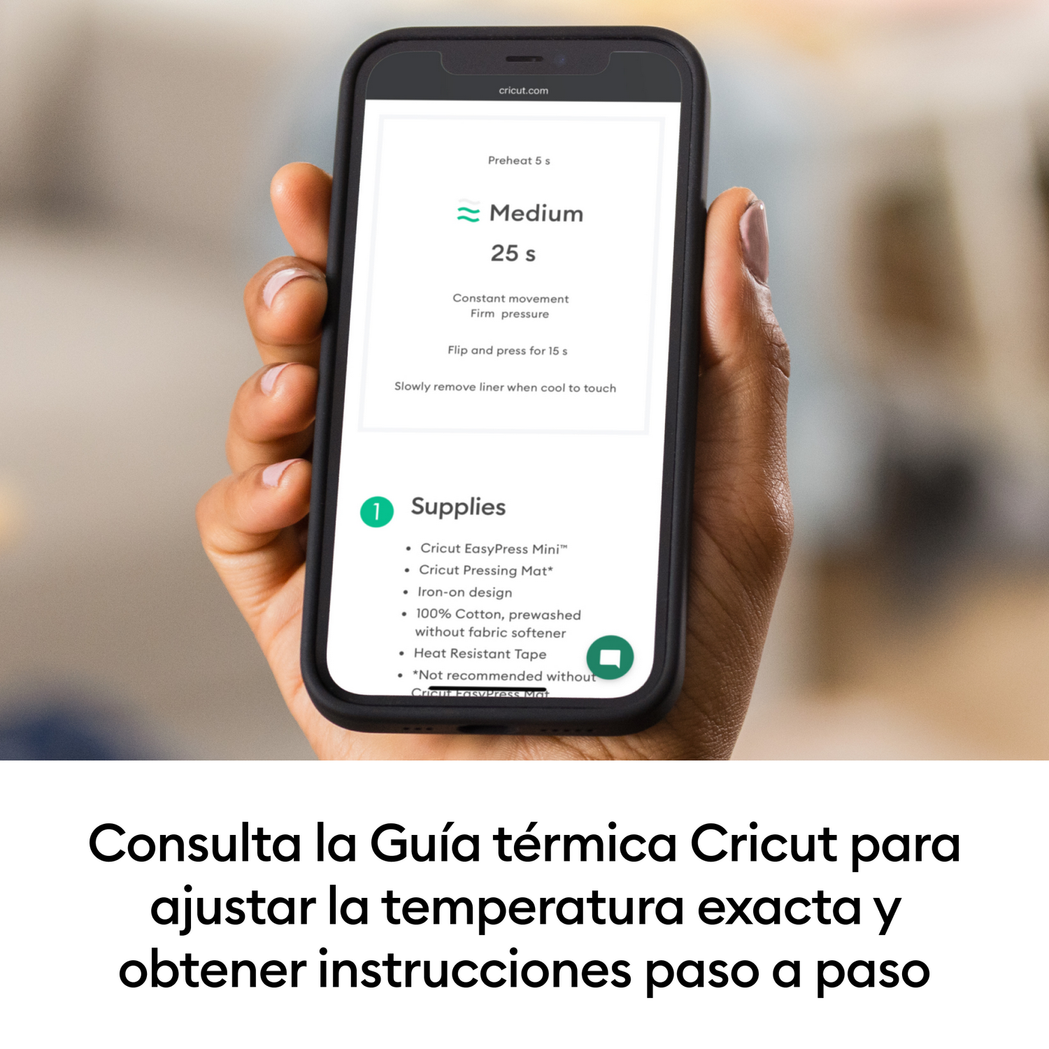 Un teléfono muestra instrucciones de Cricut. Una mano sujeta el dispositivo.