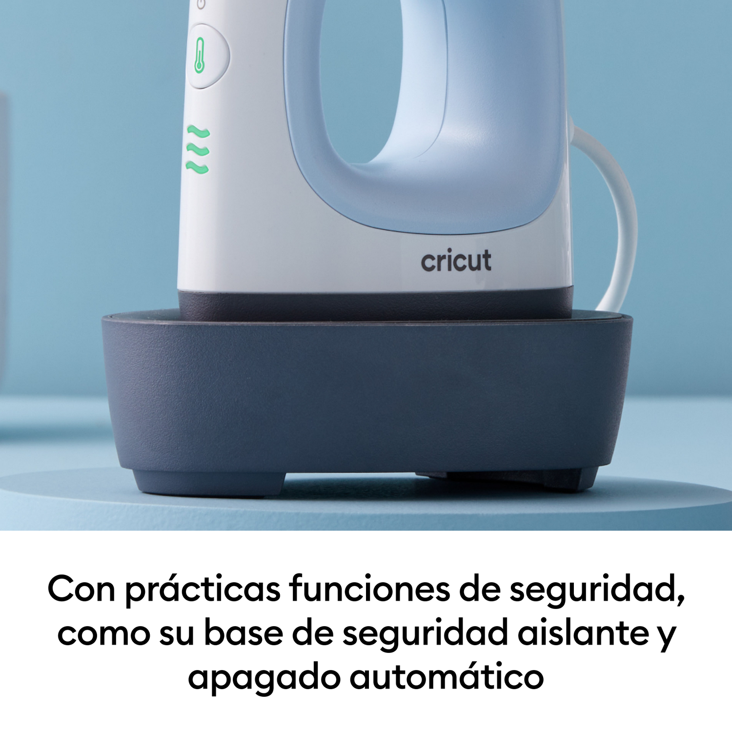 Una mini plancha Cricut blanca y azul claro sobre una base gris oscuro.