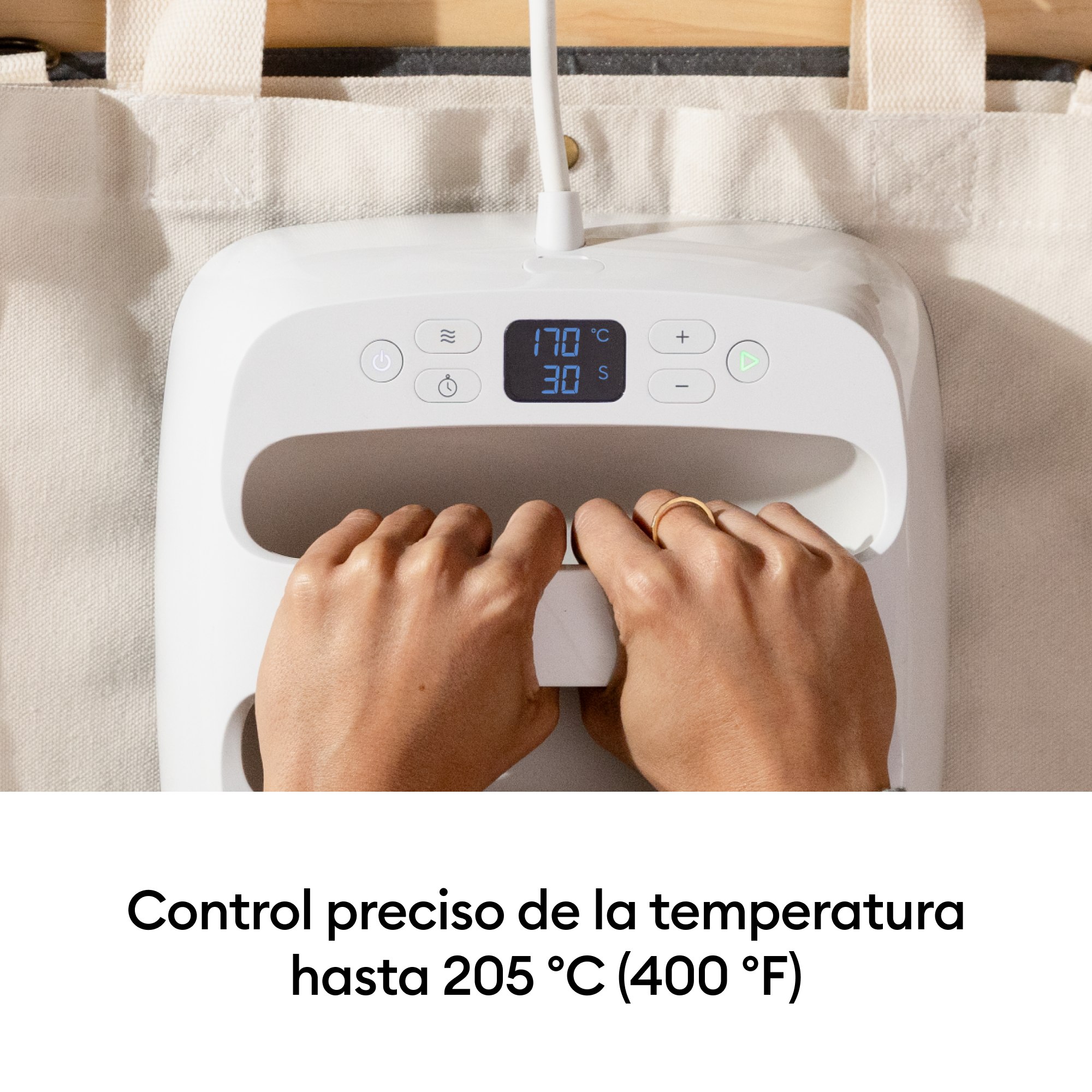 Manos sujetan un dispositivo blanco que muestra 170°C y 30s.