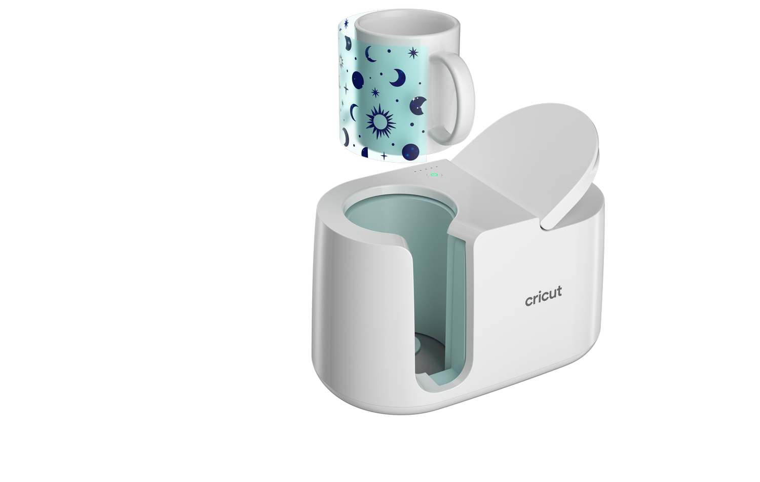 Una taza blanca con patrón de luna y estrellas sobre una prensa de tazas Cricut blanca.