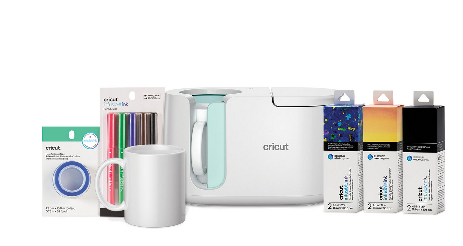 Prensa para tazas Cricut con accesorios: taza, bolígrafos, cinta y hojas de transferencia.