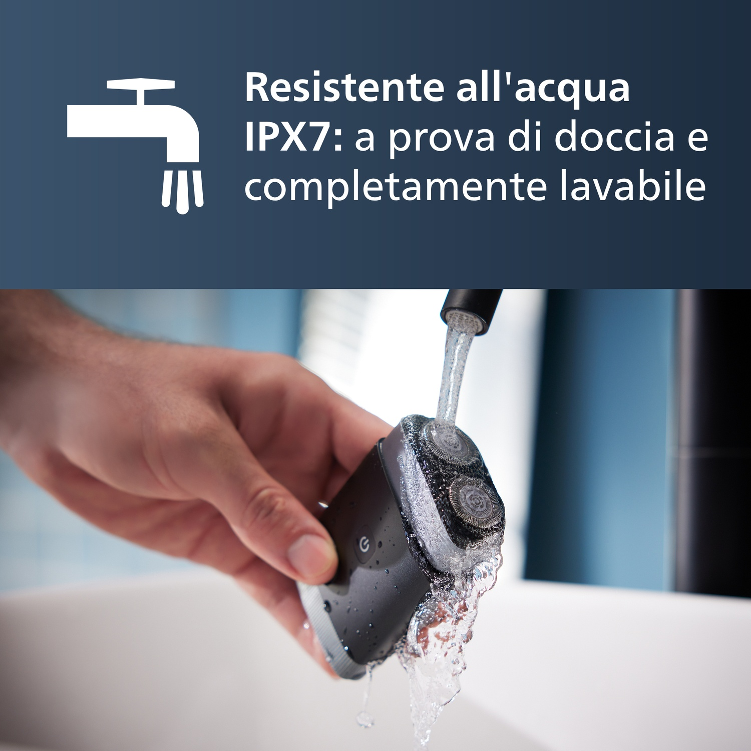 Un uomo sciacqua un rasoio nero sotto l'acqua corrente in un lavandino.