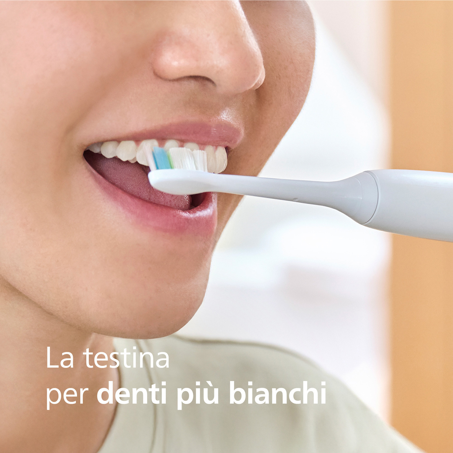 Primo piano di una persona che si lava i denti con uno spazzolino elettrico.