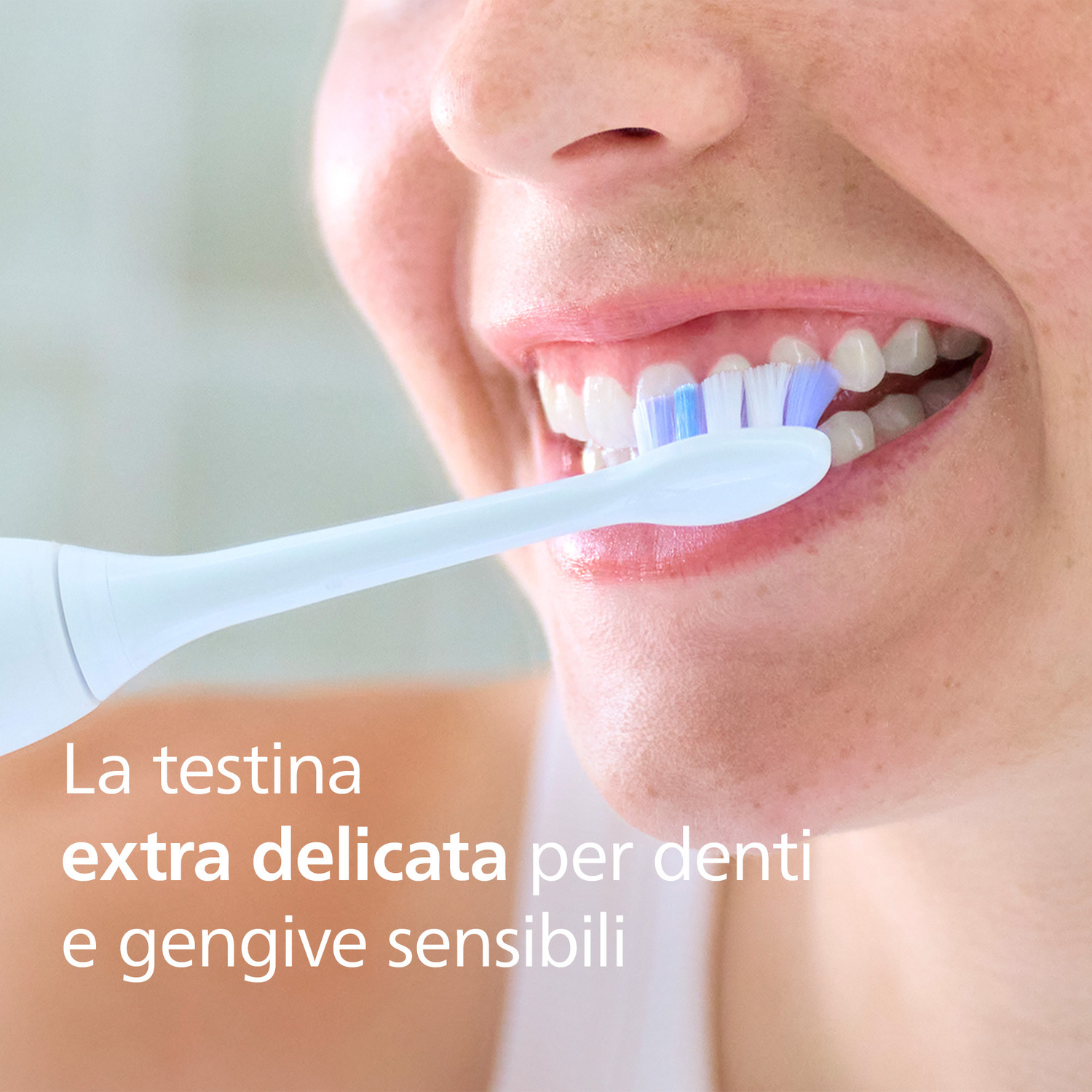 Primo piano di una persona che si lava i denti con uno spazzolino elettrico.