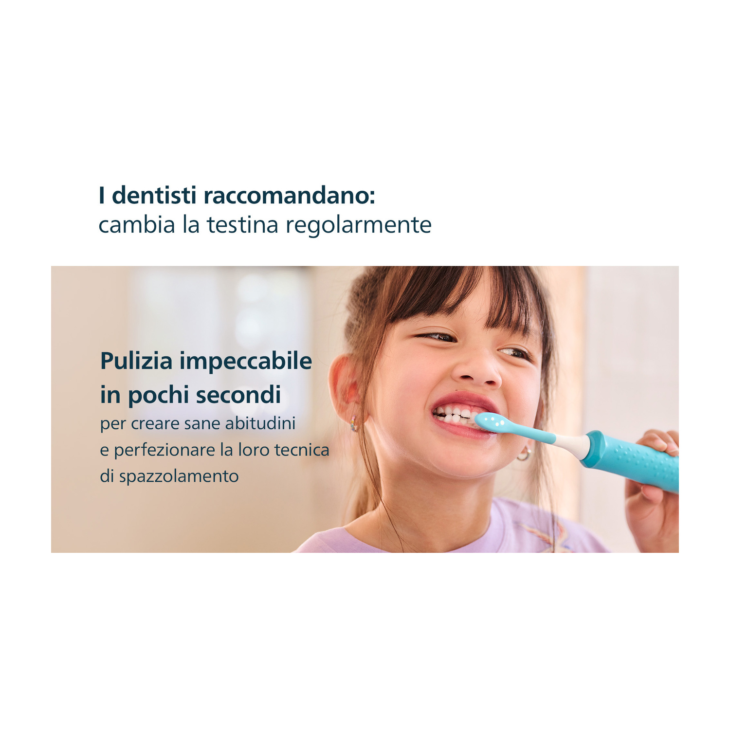 Una bambina si lava i denti con uno spazzolino elettrico blu.