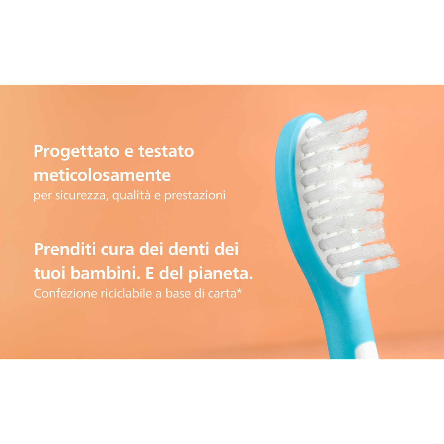 Primo piano di una testina di spazzolino blu con setole bianche su sfondo arancione.