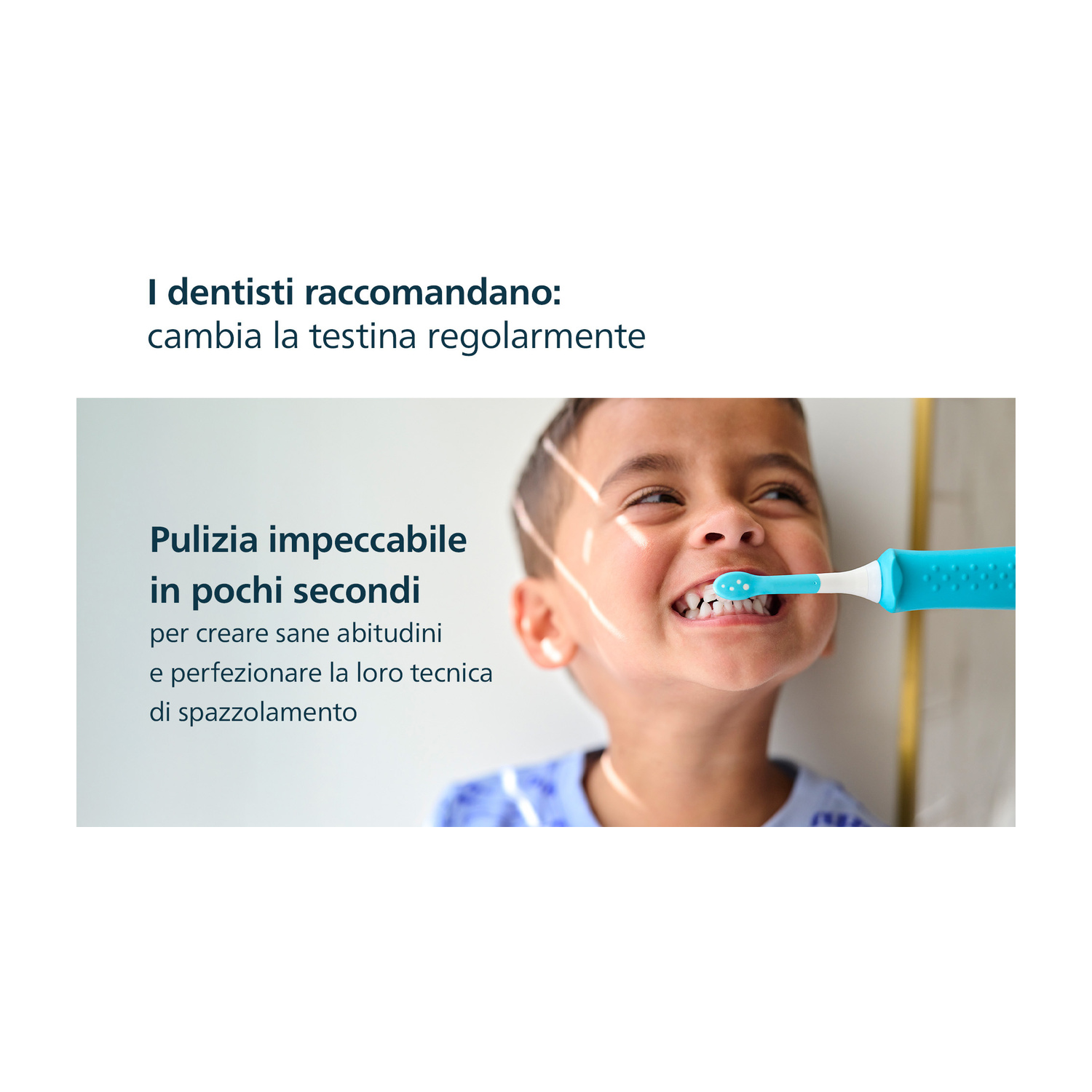 Un bambino si lava i denti con uno spazzolino elettrico blu.